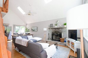 Smart-TV, Kamin, Arbeitsbereiche, Computerbildschirme