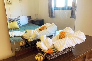 3 soverom, skrivebord, strykejern/-brett og reiseseng for barn