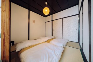 3 bedrooms, iron/ironing board, WiFi, bed sheets - MIZUSHIMA OLD HOUSE｜Family and friends｜Nostalgic house｜98 ㎡｜Parking lot｜Bikan Historical Quarter 20 min.｜Seto Ohashi Bridge 30 min.｜Naoshima (倉敷市水島西弥生町)
