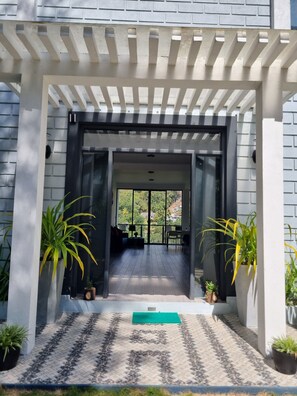 Exterior detail - 4-bedroom villa in charming Kandy with AC, WiFi. Book now (Kandy)