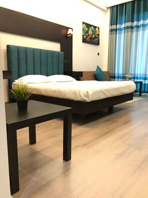 4 bedrooms, iron/ironing board, WiFi, bed sheets