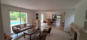 Comfort Villa | Living area | Flat-screen TV