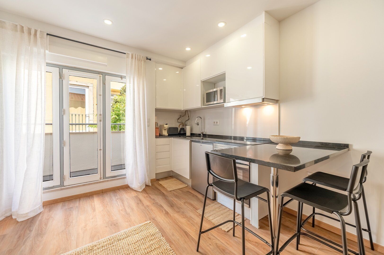 Frigorífico, microondas, horno y cafetera o tetera