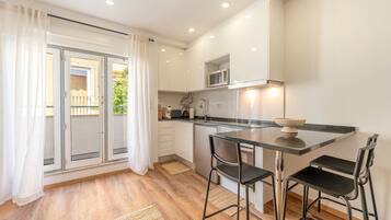 Frigorífico, microondas, horno y cafetera o tetera