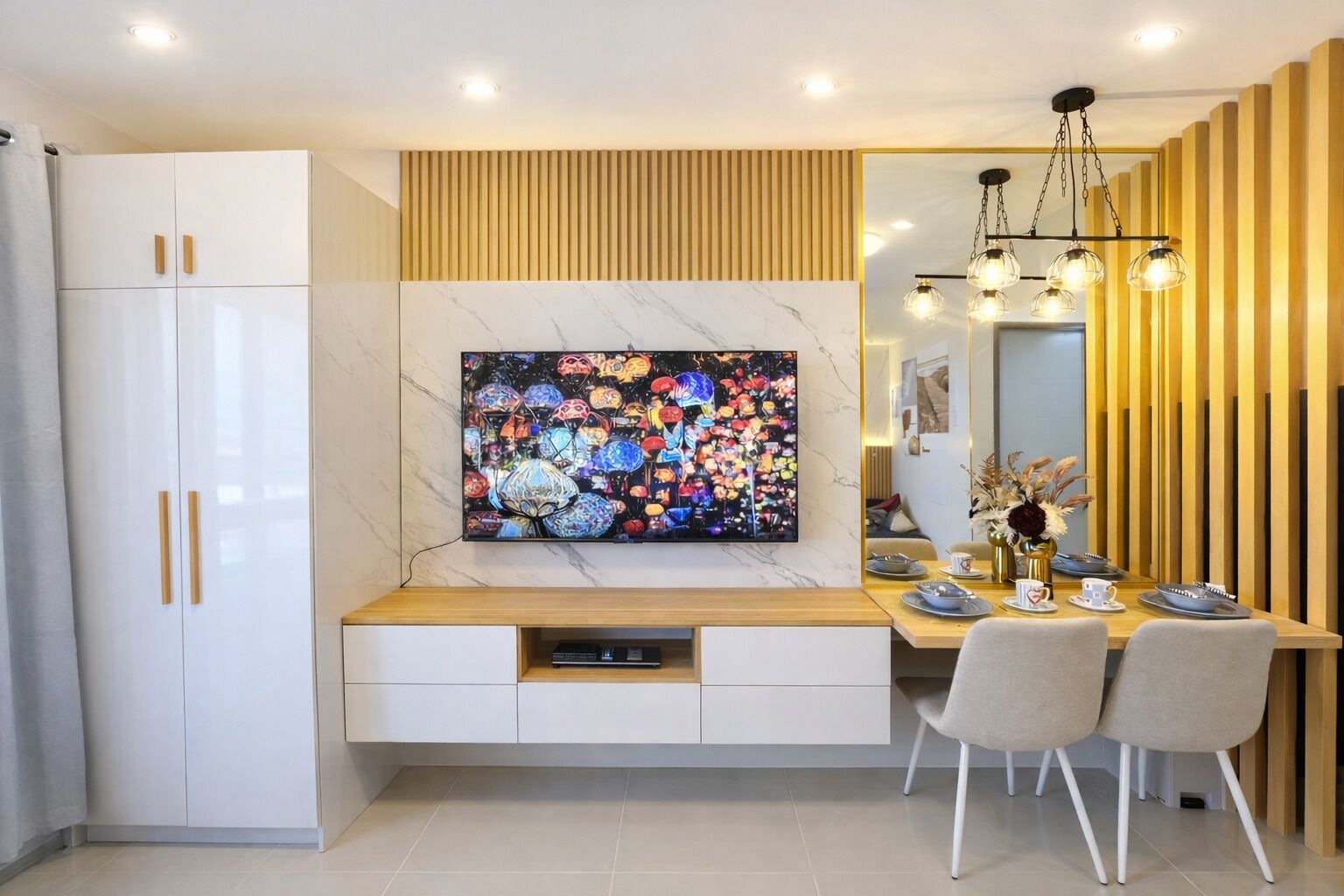 Un comedor moderno con un televisor grande montado en una pared de mármol, paneles de madera y una mesa de comedor con sillas.