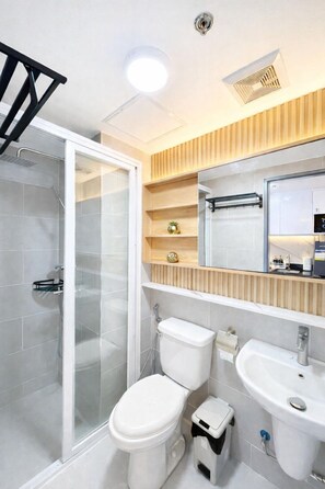 Regadera, secadora de cabello, bidet, toallas 