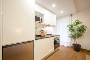 Kühlschrank, Mikrowelle, Ofen, Wasserkocher mit Kaffee-/Teezubehör