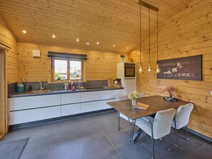 Kühlschrank, Mikrowelle, Herdplatte, Geschirrspüler