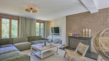 TV, fireplace