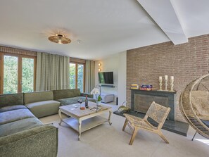 TV, fireplace