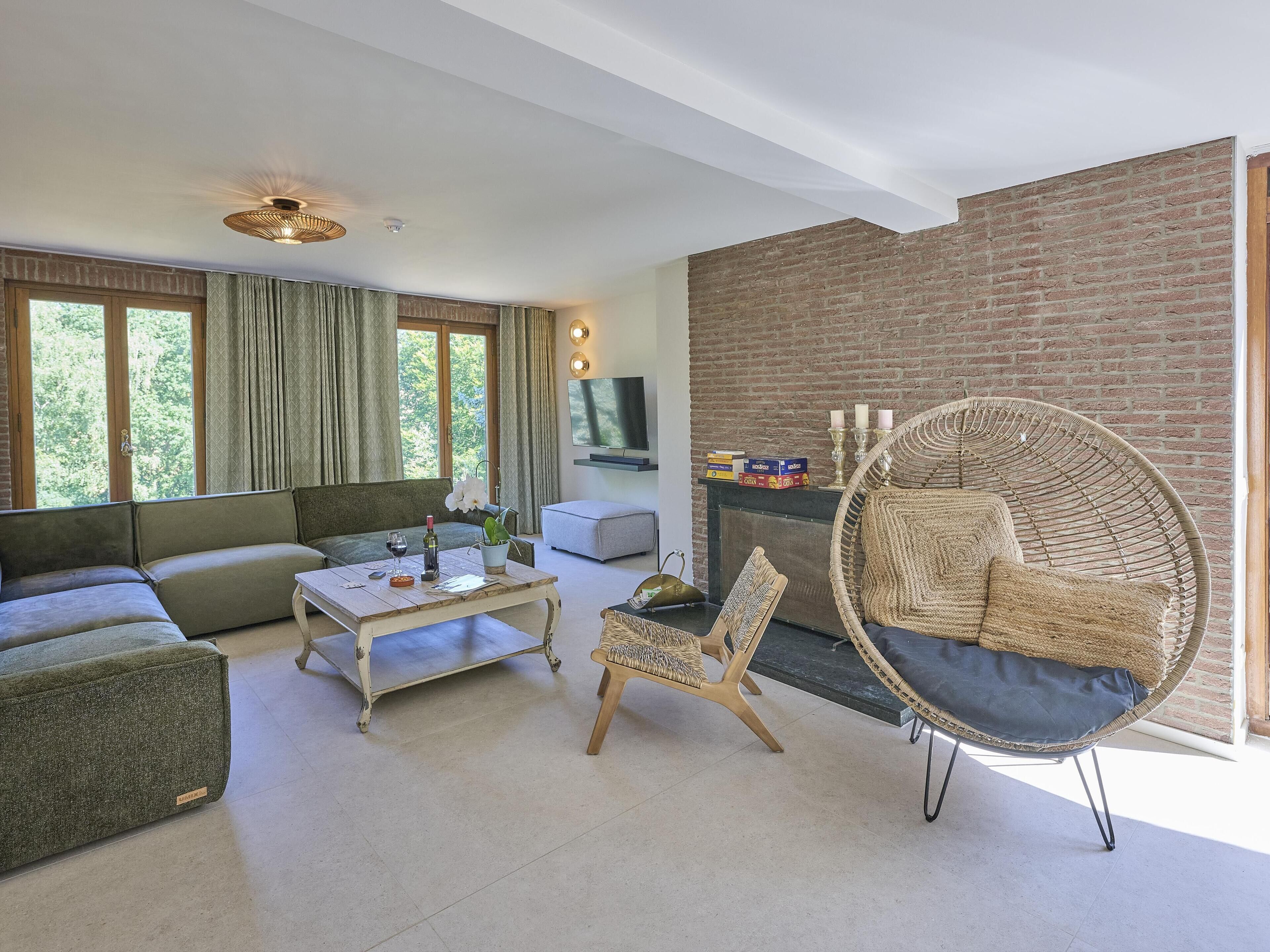 Een televisie en een open haard