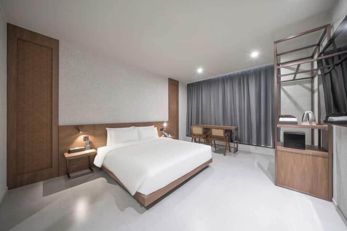Premium bedding, in-room safe, desk, laptop workspace