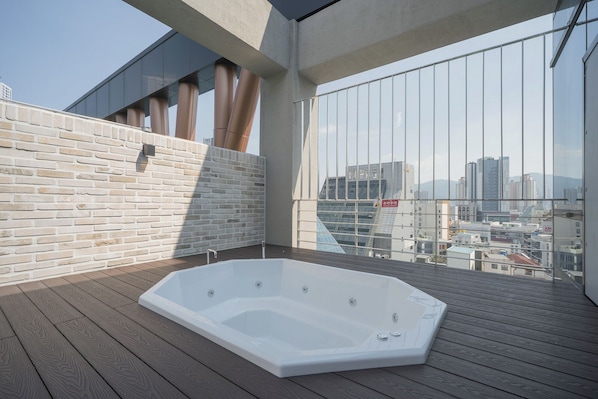 Kamar Khas, Beberapa Tempat Tidur, hot tub, pemandangan kota | Teras/patio
