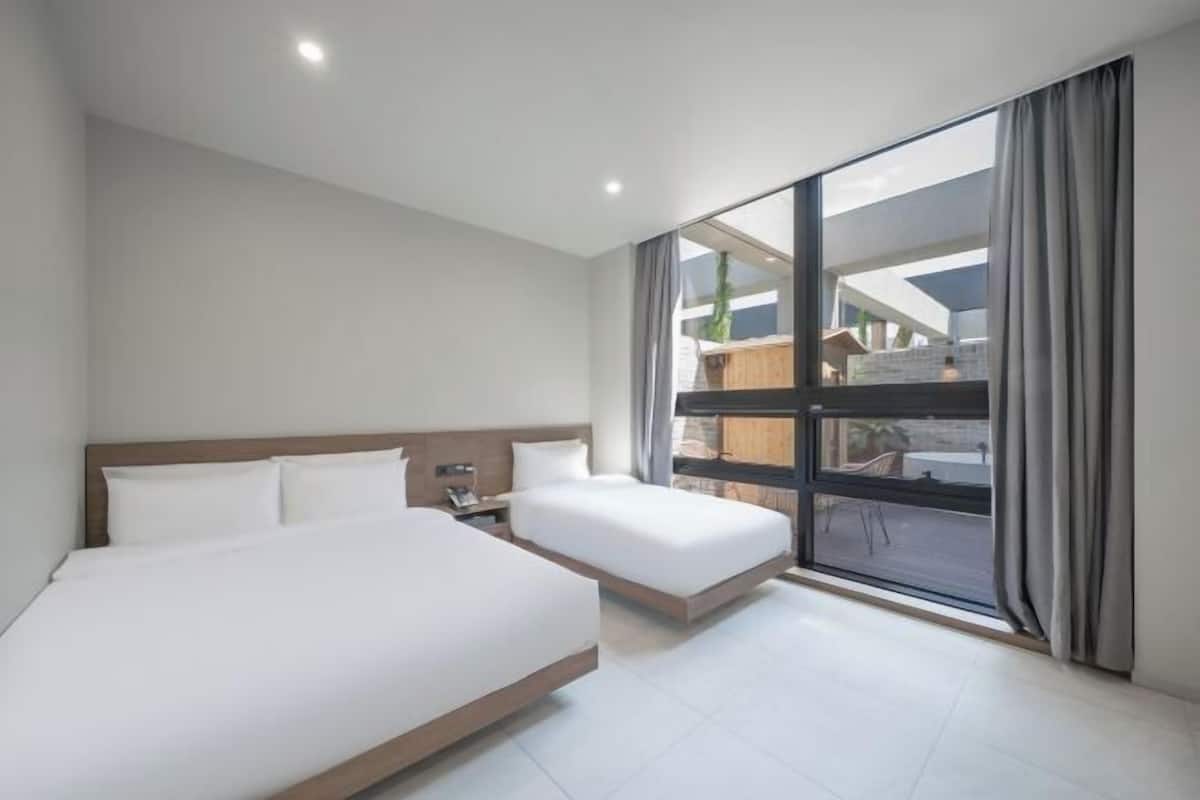Premium bedding, in-room safe, desk, laptop workspace