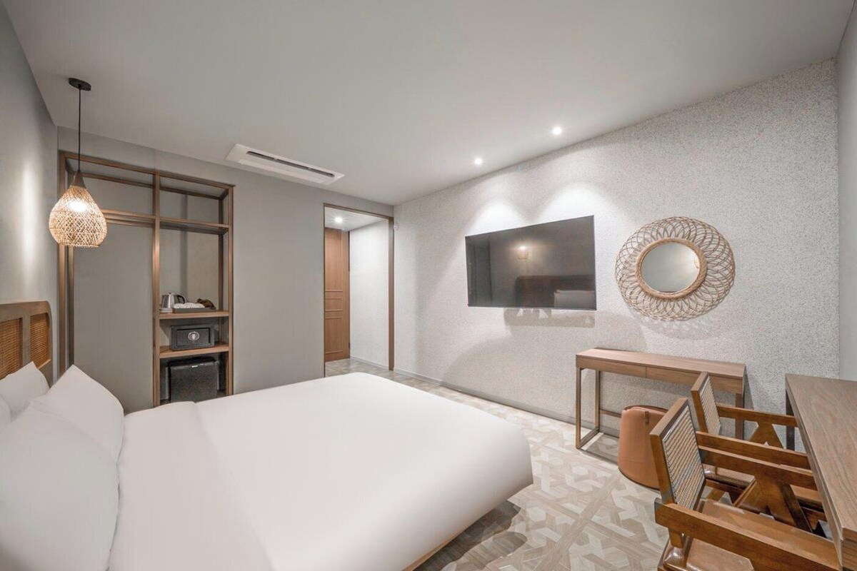 Standard Classic - Free Snack Bar | Ropa de cama de alta calidad y caja de seguridad en la habitación