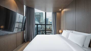 ダブルルーム キングベッド 1 台 シティビュー コーナー | 高級寝具、セーフティボックス (室内)、デスク、ノートパソコン用作業スペース
