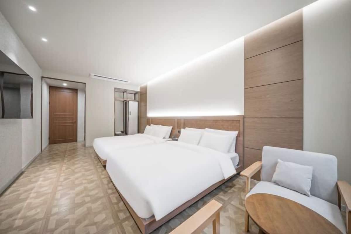 Premium bedding, in-room safe, desk, laptop workspace