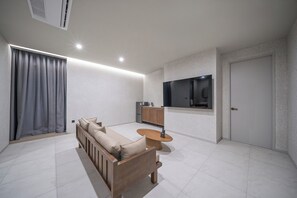 Signature kamer, Meerdere bedden, bubbelbad, uitzicht op de stad | Luxe beddengoed, een kluis op de kamer, een bureau, een laptopwerkplek