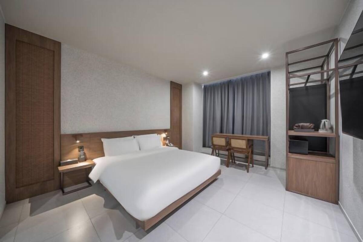 Premium bedding, in-room safe, desk, laptop workspace