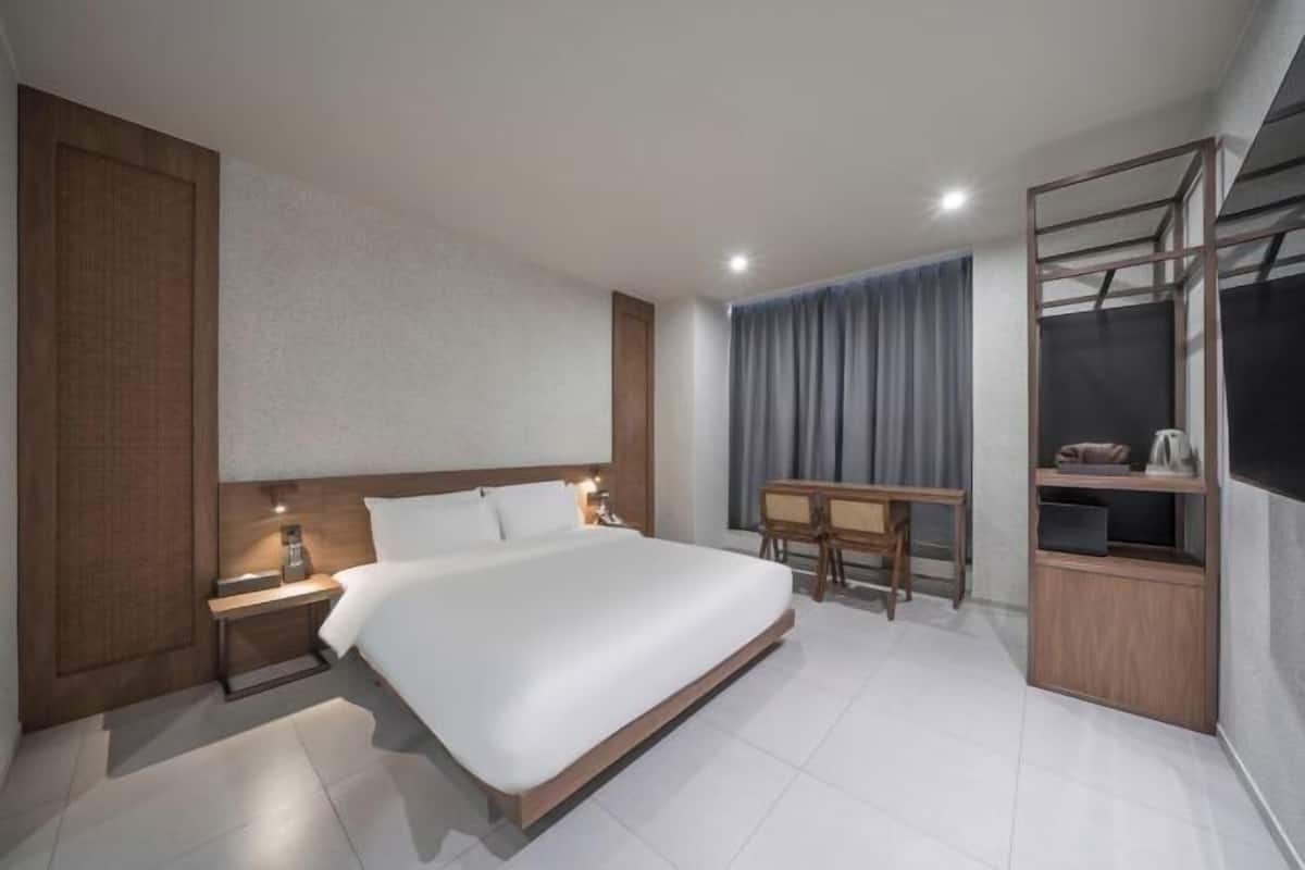 Premium bedding, in-room safe, desk, laptop workspace