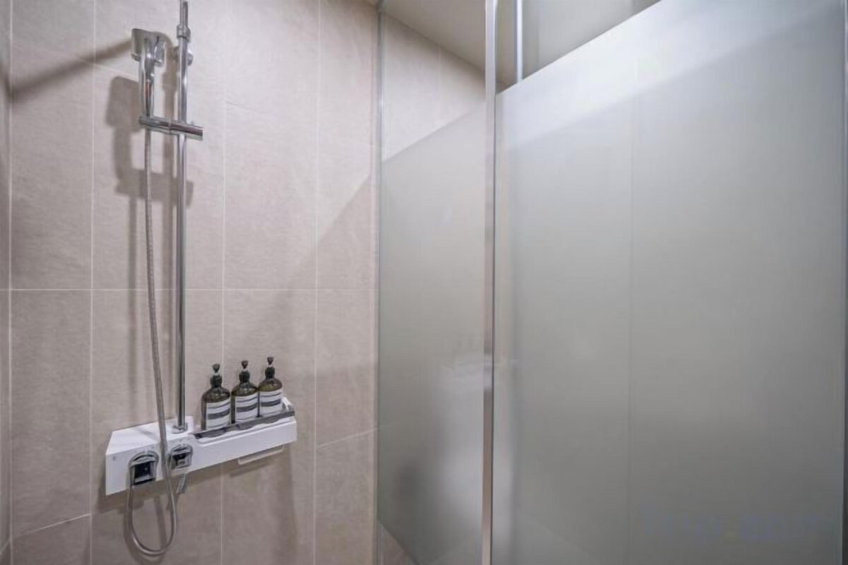 Salle de bain | Douche, séchoir à cheveux, peignoirs, pantoufles