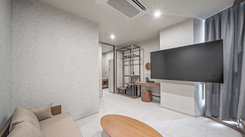 Signature Room, 1 King Bed, City View, Corner | Premium bedding, in-room safe, desk, laptop workspace