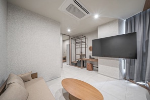 Kamar Khas, 1 Tempat Tidur King, pemandangan kota, sudut | Seprai premium, brankas, meja kerja, dan ruang kerja ramah laptop