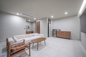 Signature kamer, Meerdere bedden, terras, uitzicht op de stad | Luxe beddengoed, een kluis op de kamer, een bureau, een laptopwerkplek