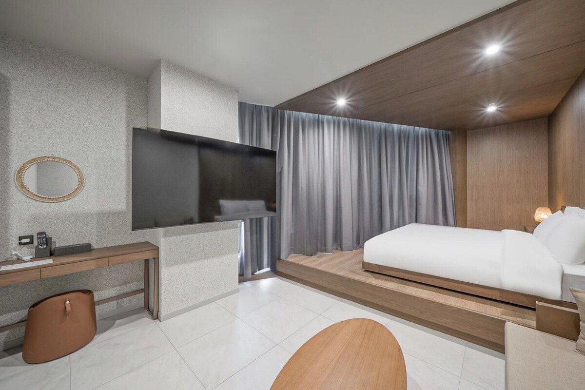 THE GIANT V5 - Free Snack Bar | Ropa de cama de alta calidad y caja de seguridad en la habitación