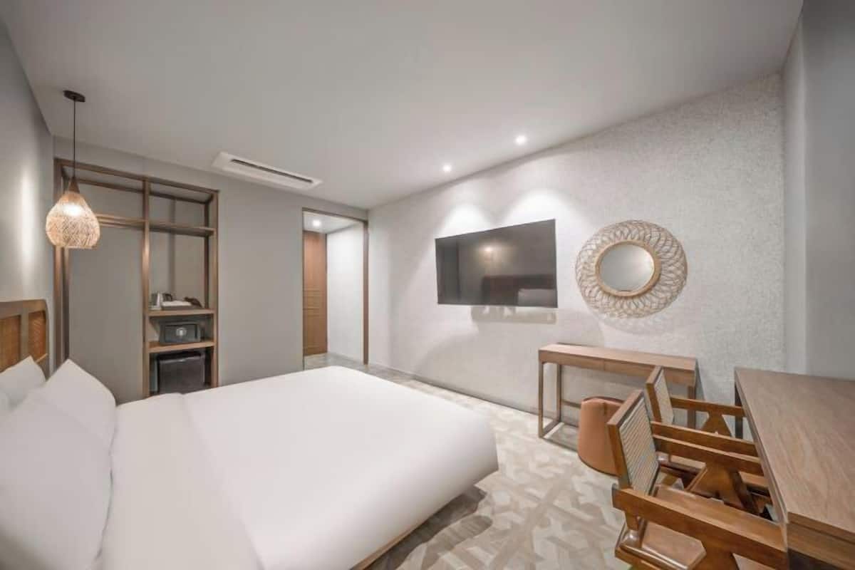 Premium bedding, in-room safe, desk, laptop workspace