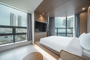 Double Room, 1 King Bed, City View, Corner | Premium bedding, in-room safe, desk, laptop workspace