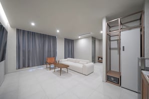 Kamar Khas, Beberapa Tempat Tidur, teras, pemandangan kota | Seprai premium, brankas, meja kerja, dan ruang kerja ramah laptop