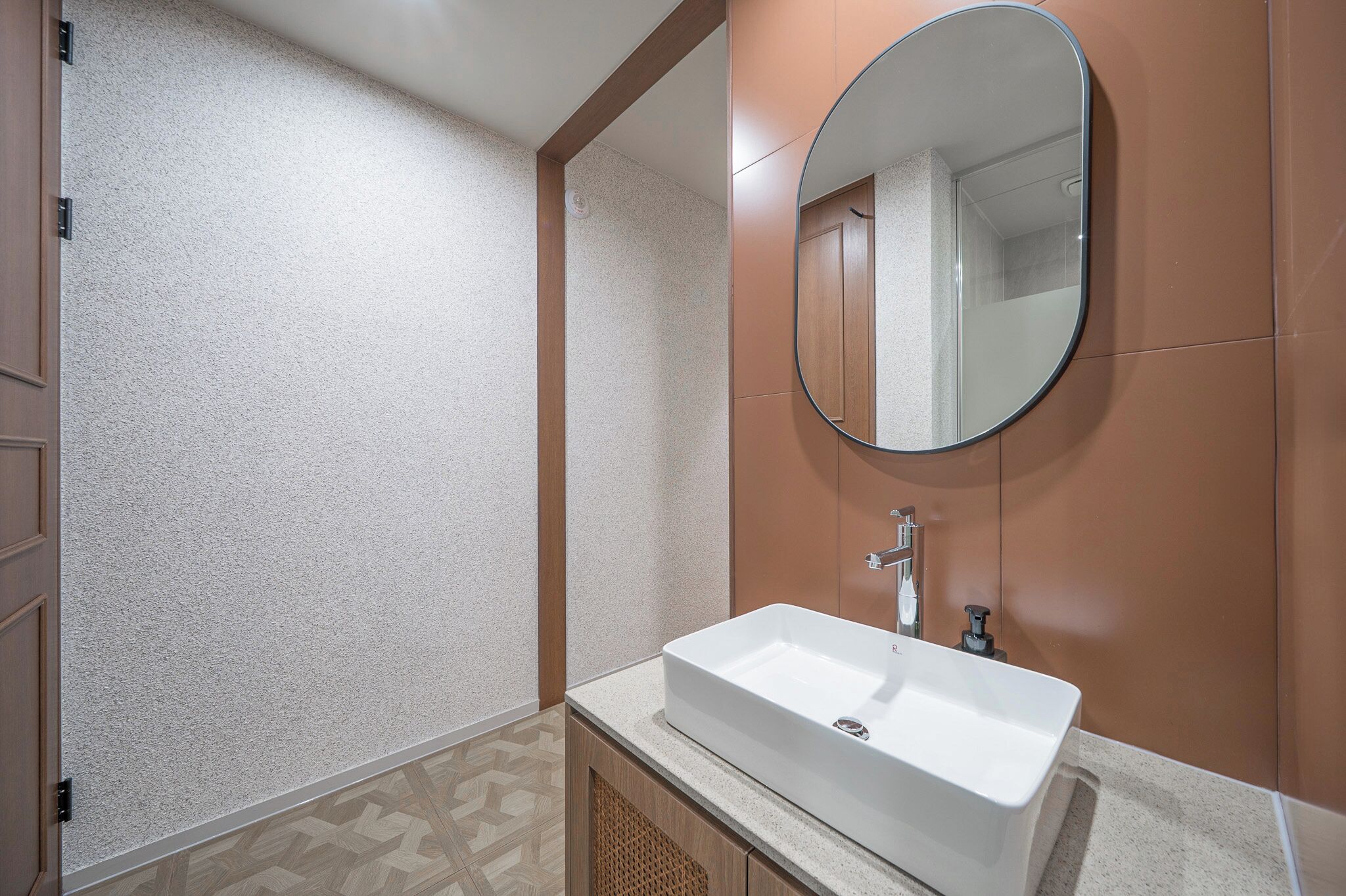 淋浴设施、吹风机、浴袍、拖鞋