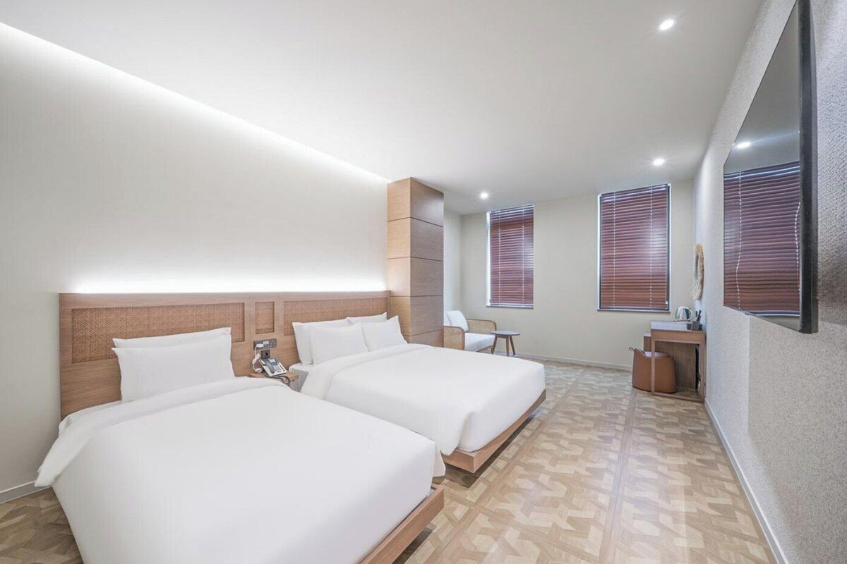 Deluxe Twin - Free Snack Bar | Ropa de cama de alta calidad y caja de seguridad en la habitación