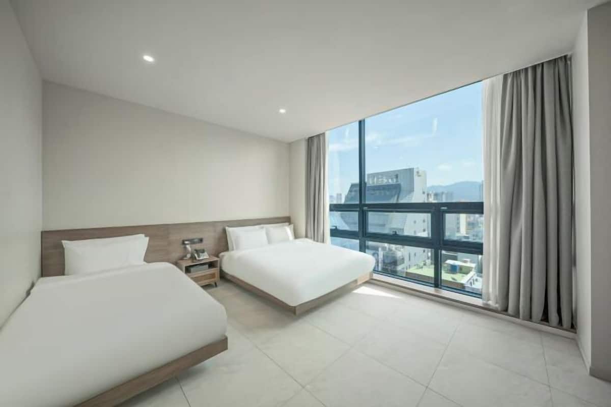 Premium bedding, in-room safe, desk, laptop workspace
