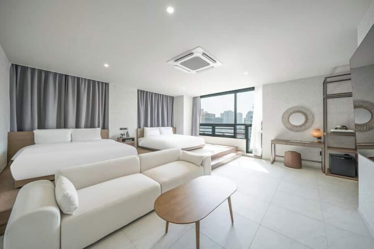 Premium bedding, in-room safe, desk, laptop workspace