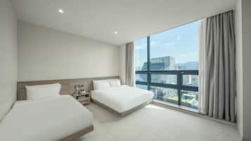 Signature Room, Multiple Beds, Hot Tub, City View | Premium bedding, in-room safe, desk, laptop workspace