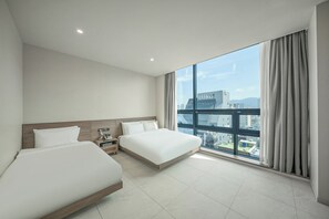 Kamar Khas, Beberapa Tempat Tidur, hot tub, pemandangan kota | Seprai premium, brankas, meja kerja, dan ruang kerja ramah laptop