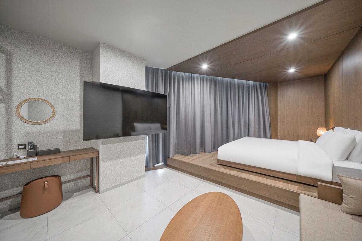 Signature kamer, 1 kingsize bed, uitzicht op stad, op de hoek | Luxe beddengoed, een kluis op de kamer, een bureau, een laptopwerkplek