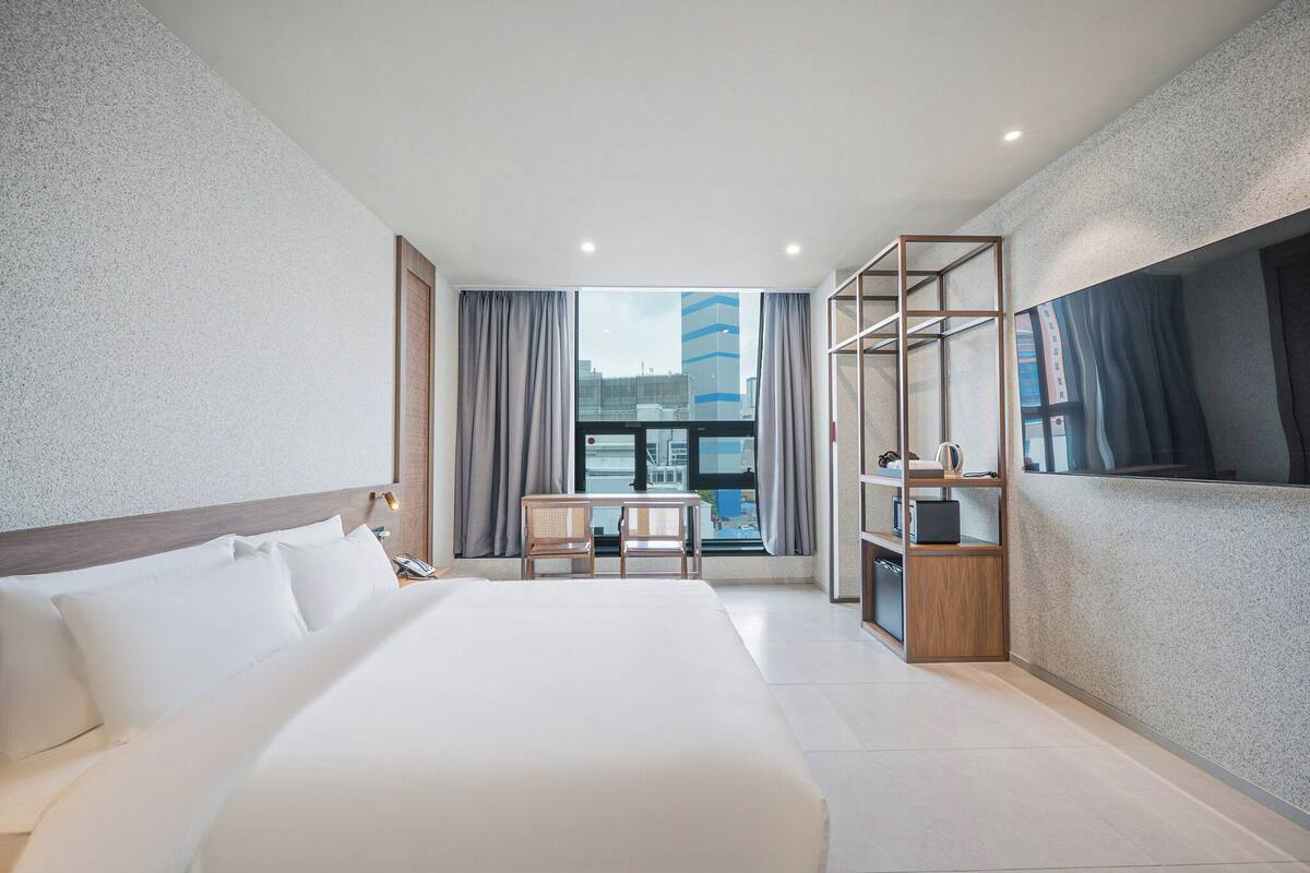 Deluxe Double Room, 1 King Bed, Non Smoking, City View | Premium bedding, in-room safe, desk, laptop workspace