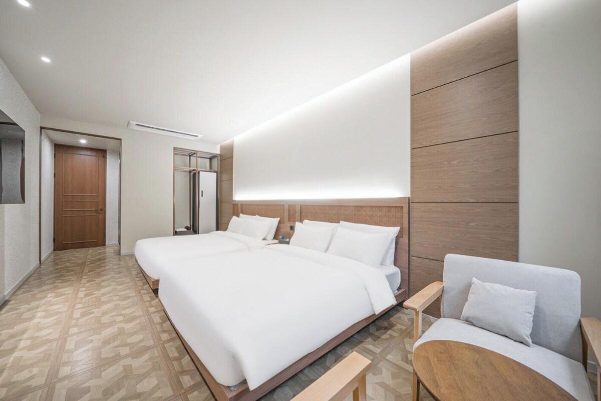 Deluxe Twin King - Free Snack Bar | Ropa de cama de alta calidad y caja de seguridad en la habitación
