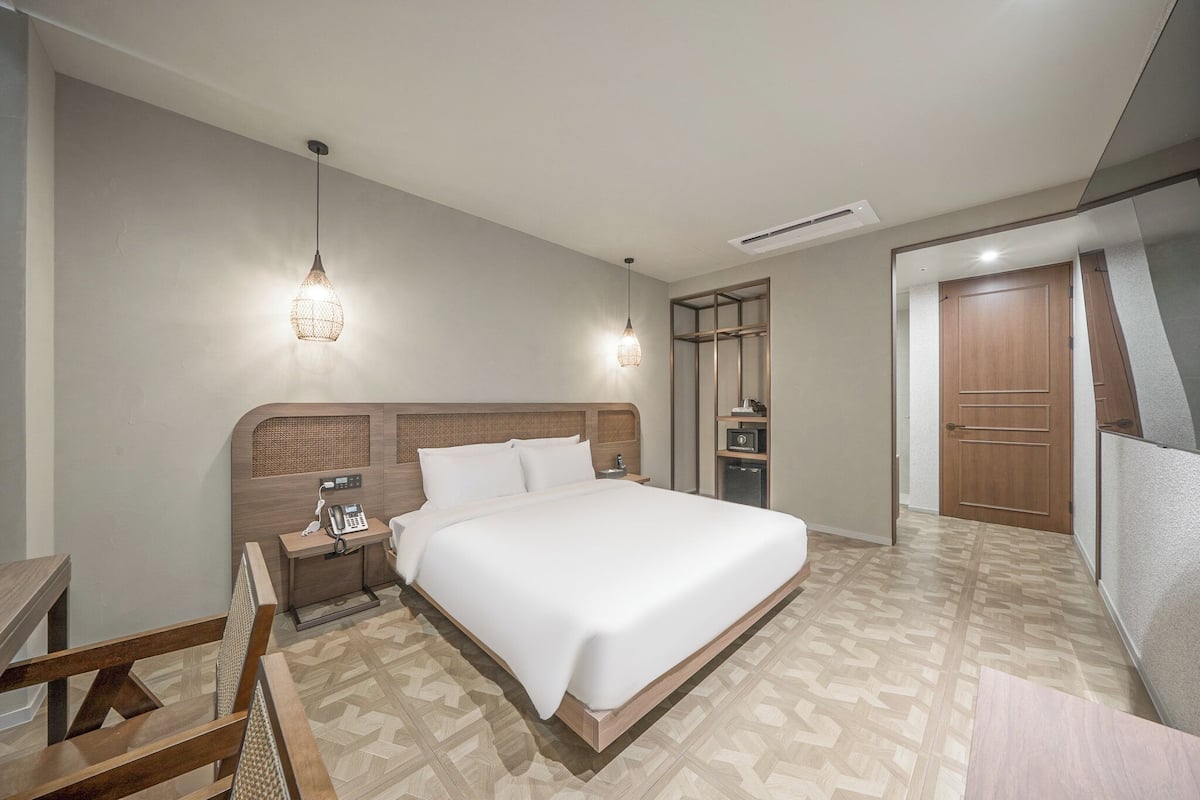 Premium bedding, in-room safe, desk, laptop workspace
