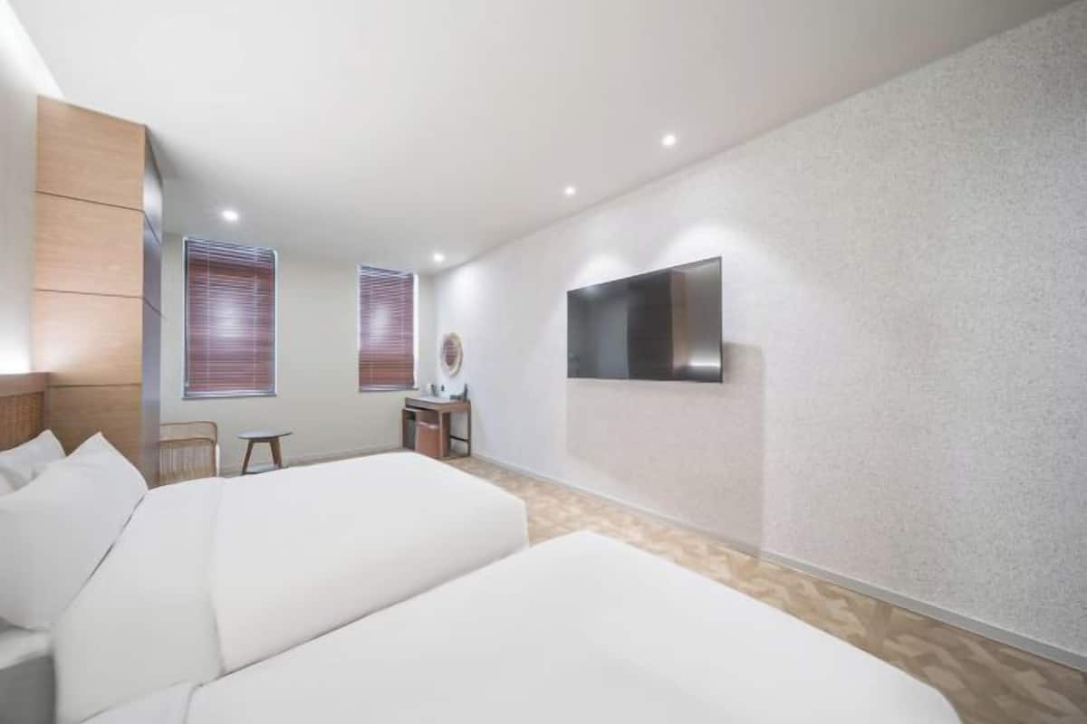 Premium bedding, in-room safe, desk, laptop workspace