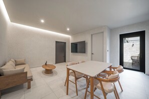 Kamar Khas, Beberapa Tempat Tidur, sauna, pemandangan kota | Seprai premium, brankas, meja kerja, dan ruang kerja ramah laptop