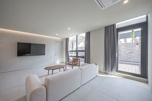 Signature Room, Multiple Beds, Terrace, City View | Premium bedding, in-room safe, desk, laptop workspace - Giant Hotel (Daegu)