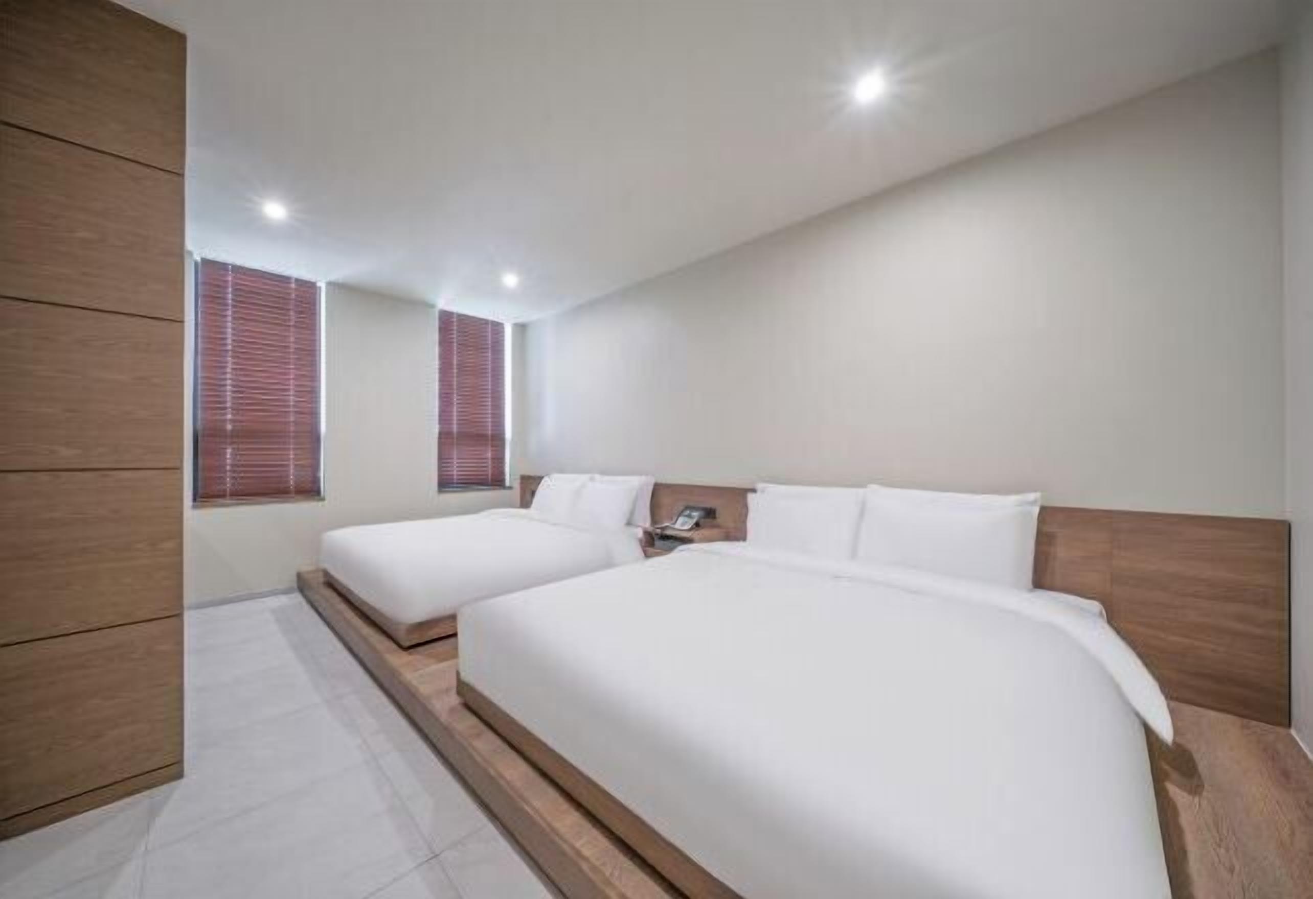 Premium bedding, in-room safe, desk, laptop workspace