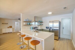 Microwave, dishwasher, coffee/tea maker, toaster