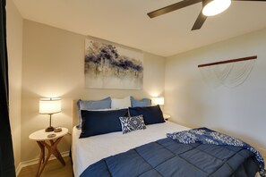 3 habitaciones, escritorio y tabla de planchar con plancha 