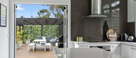 ثلاجة، ميكروويف، فرن، غسالة أطباق