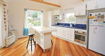Coastal Hideaway I Pet Friendly I Walk to Shops